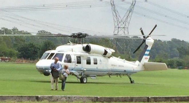 Dietrich desciende del helicóptero en un country de Pilar