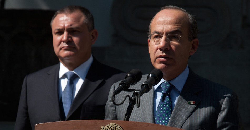 García Luna, detrás del ex presidente Felipe Calderón.