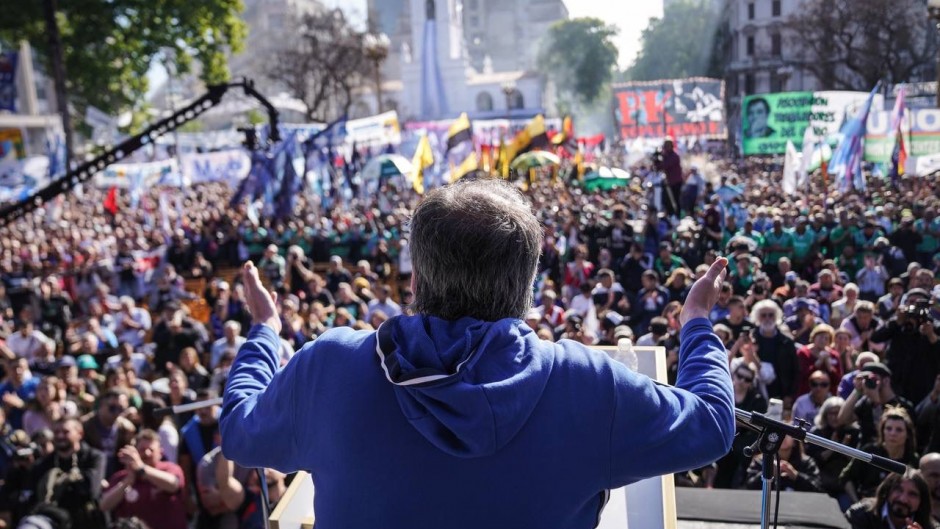 Se Siente, Cristina: el operativo clamor para la candidatura presidencial colmó la Plaza de Mayo