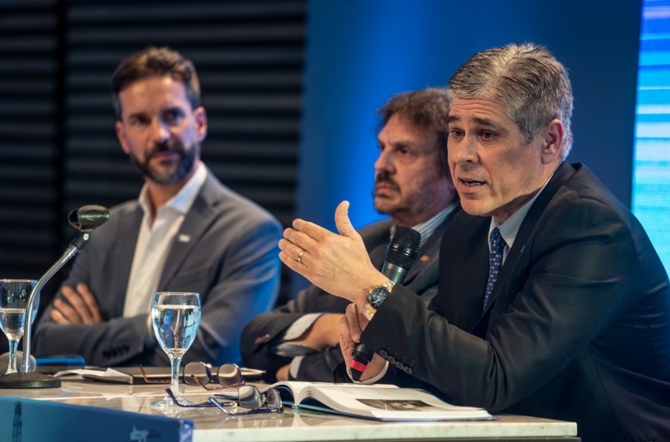 El actual presidente de YPF, Pablo González , junto a Felipe Pigna en la presentación de un libro sobre la historia de la petrolera estatal.