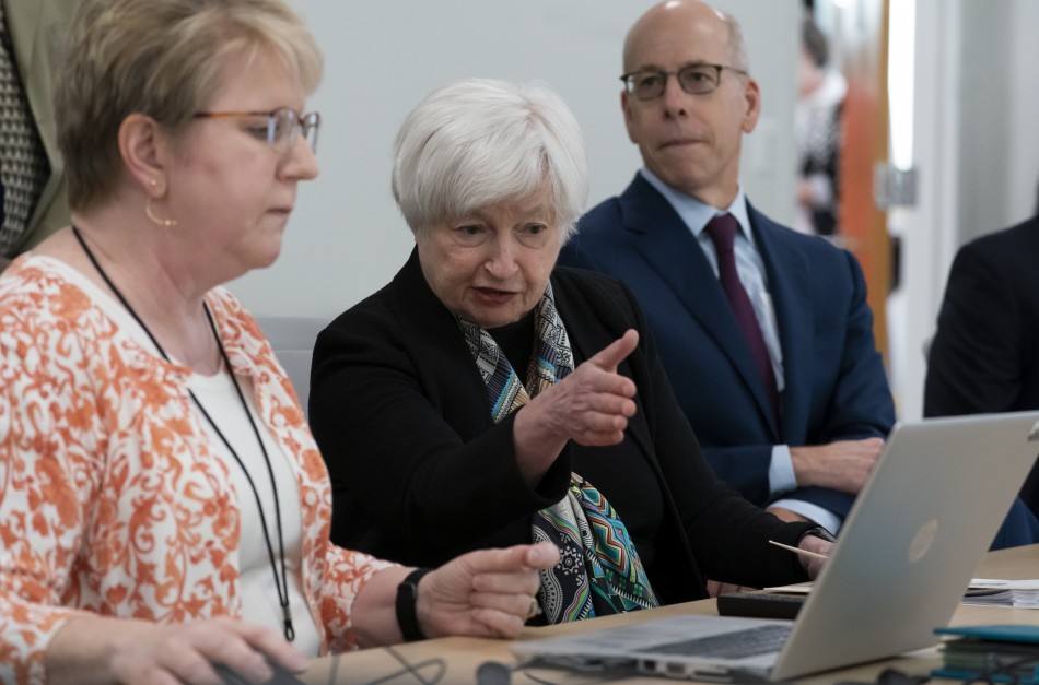 La secretaria del Tesoro, Janet Yellen junto con los responsables del IRS,&nbsp;Sarah Glatz y Doug O'Donnell.