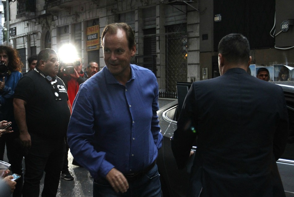 El gobernador de Entre Rios, Gustavo Bordet, llega a la cumbre del Frente de Todos en la sede del PJ.