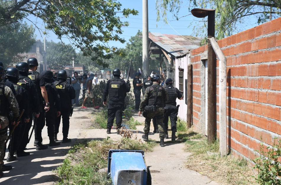 Rosario: Vecinos de Los Pumitas derriban bunkers tras el asesinato sicario del nene de 11 años 