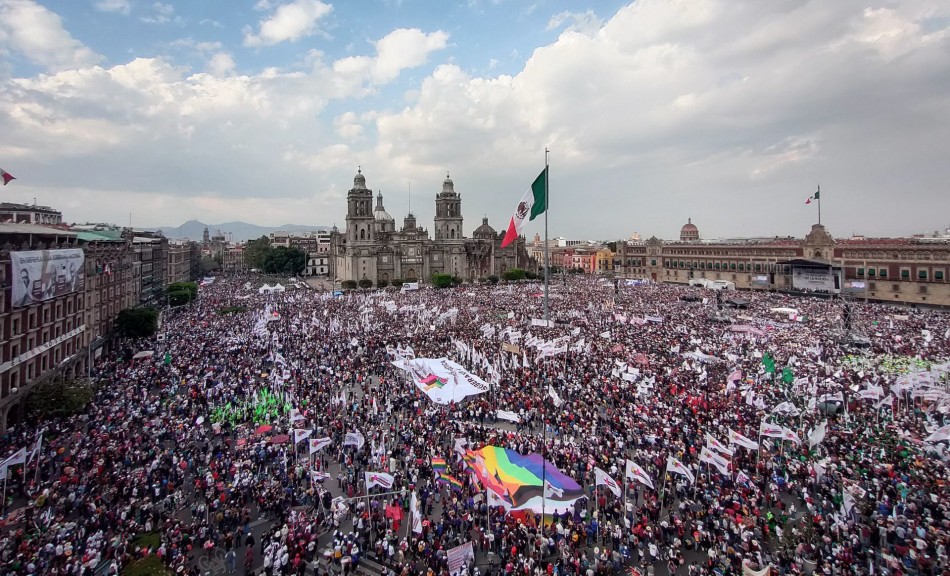 Miles de personas se reunieron en el Zócalo para escuchar al presidente Andrés Manuel LÓpez Obrador.