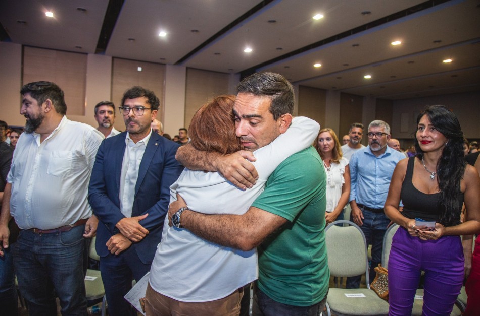 El concejal Casado abraza a la senadora nacional Alejandra Vido, esposa del gobernador Schiaretti.