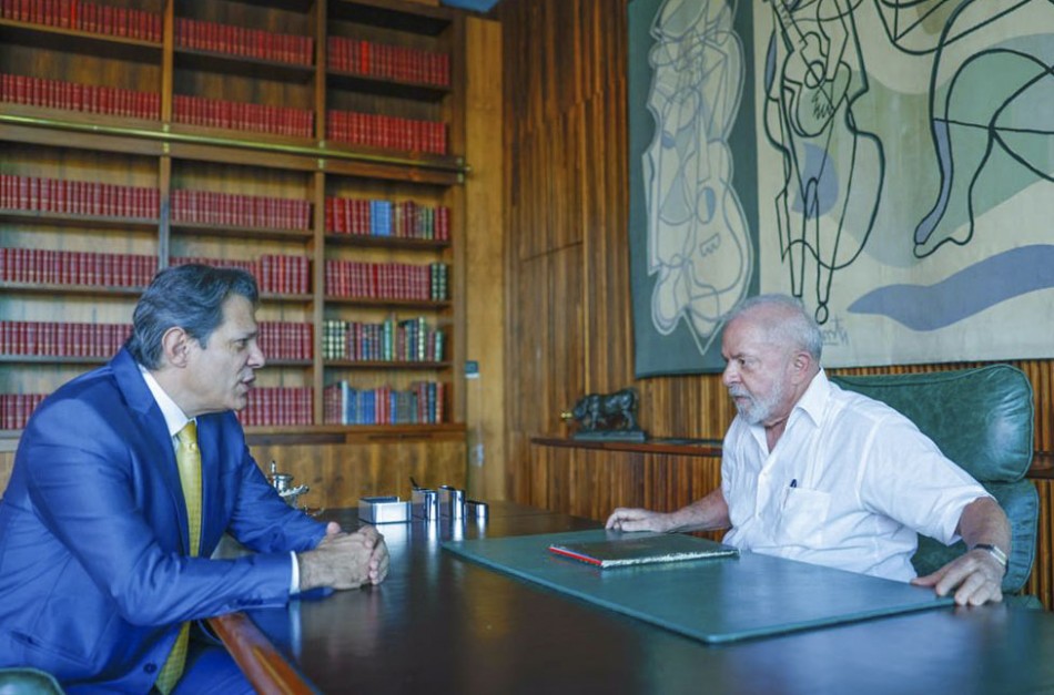 Lula reunido con Haddad en su despacho del Palacio Planalto.