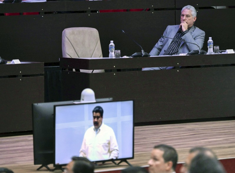 El presidente de Cuba, Díaz-Canel escucha a Maduro en una cumbre del ALBA.