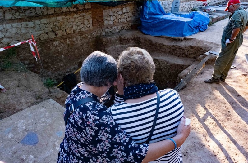 Familiares de republicanos asesinados y enterrados en una exhumación de la ARMH en Guadalajara.