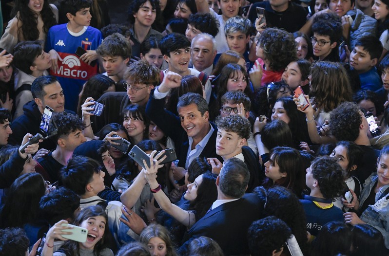 Massa en un encuentro con jóvenes en el Nacional Buenos Aires.