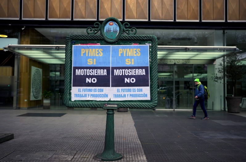 Campaña de pymes industriales contra el plan económico de Milei en Buenos Aires.