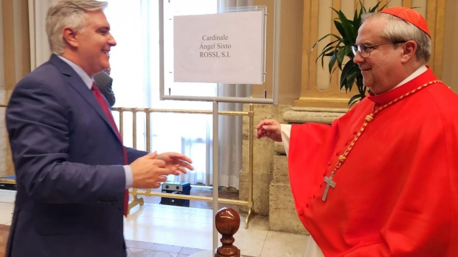 El cardenal Ángel Rossi saluda a Martín Llaryora