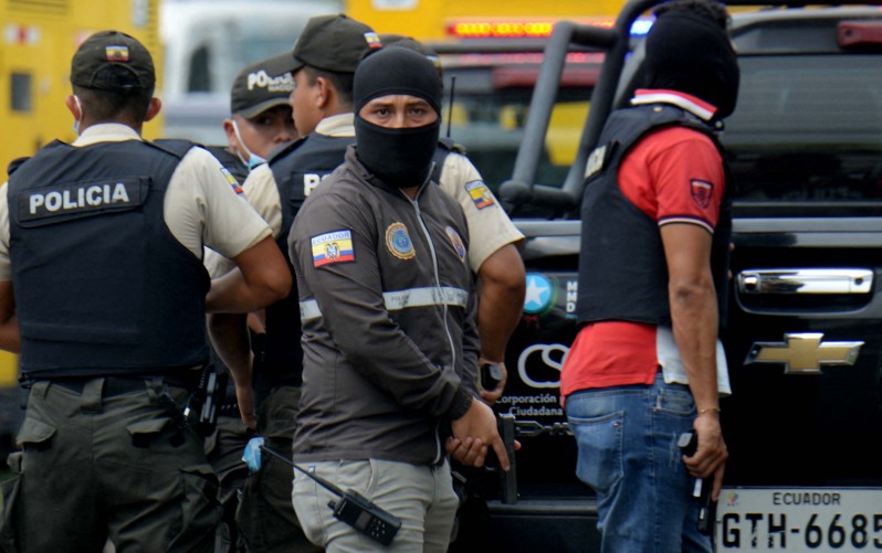 Policías en las afueras del canal de televisión de Ecuador que tomaron los narcos.