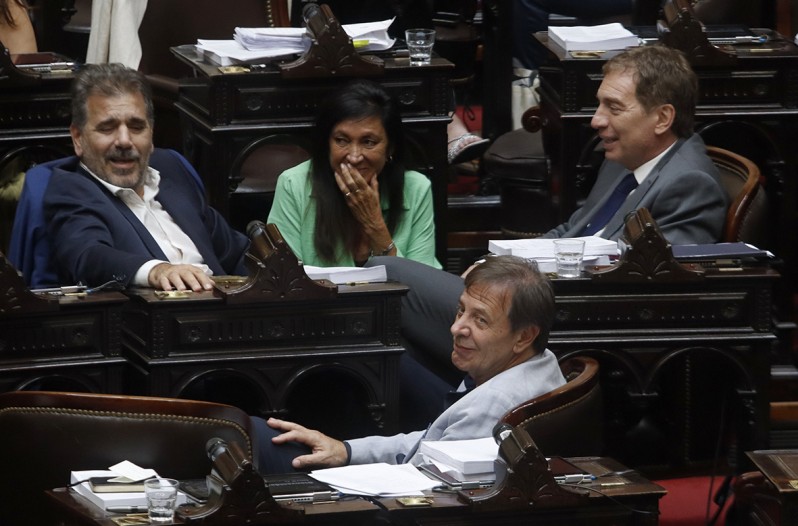 Los macristas Ritondo, Machado y Santilli con el libertario Zago, durante la sesión de la ley ómnibus.