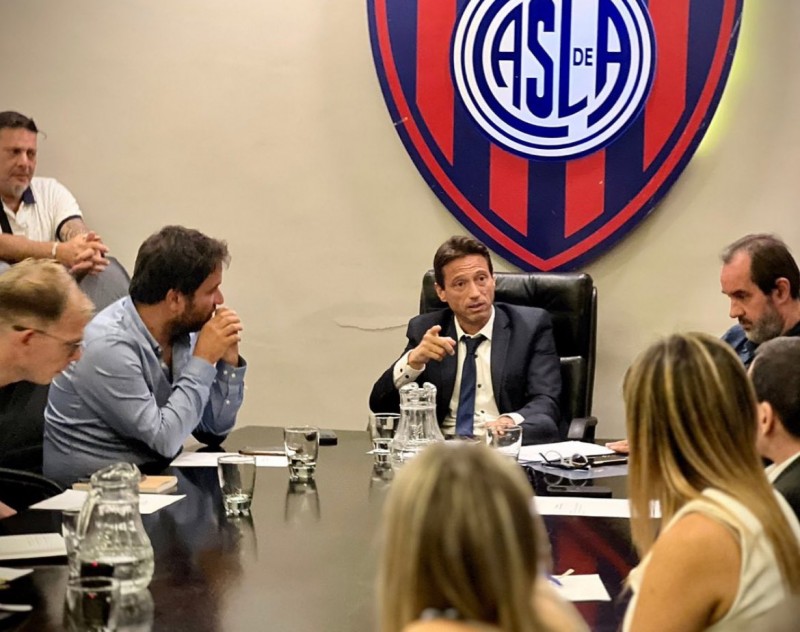 Trompadas en la cumbre que armó Tapia para ordenar San Lorenzo: «Si se mete la IGJ los desafilio»