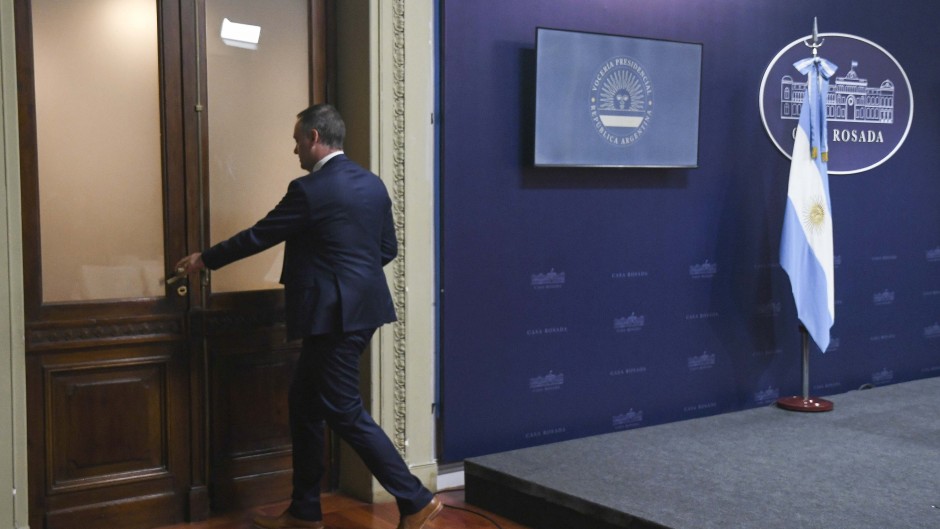 Adorni suspendió la conferencia de prensa por temor a otro papelón