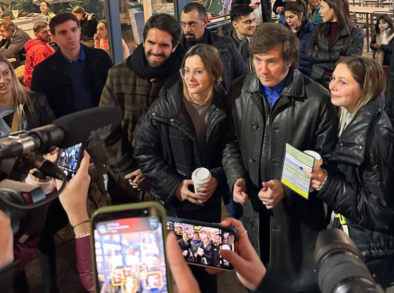 Milei en Pilar durante la campaña. El intento de frenar la universidad local provocó la salida de dos concejales.