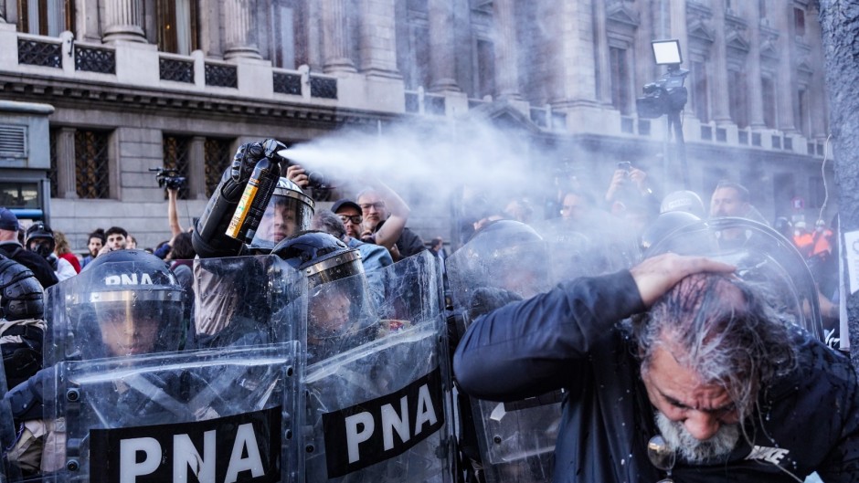 Patricia volvió a reprimir con gases a los jubilados que protestaron contra el veto de Milei - La Política Online