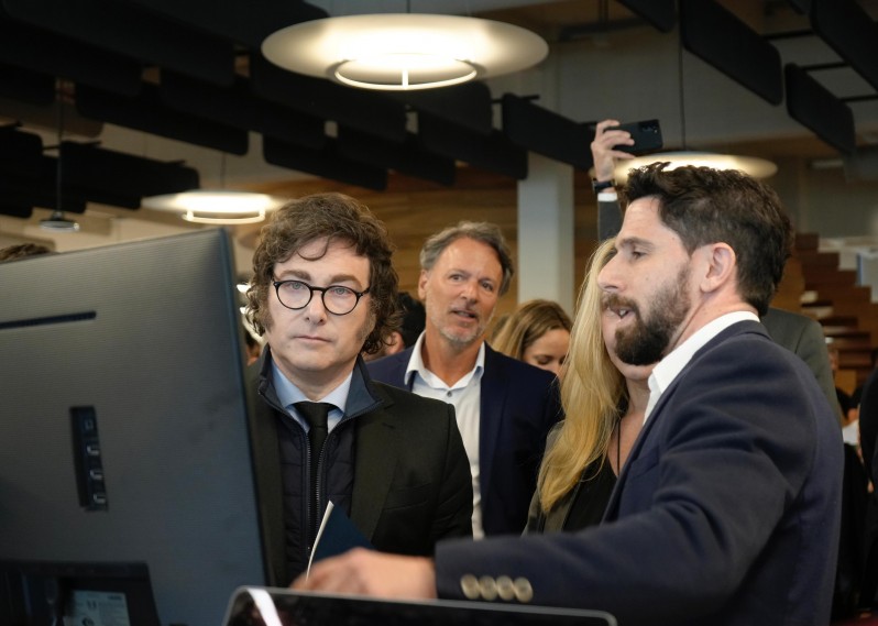 El presidente Milei en una de las oficinas de Mercado Libre.