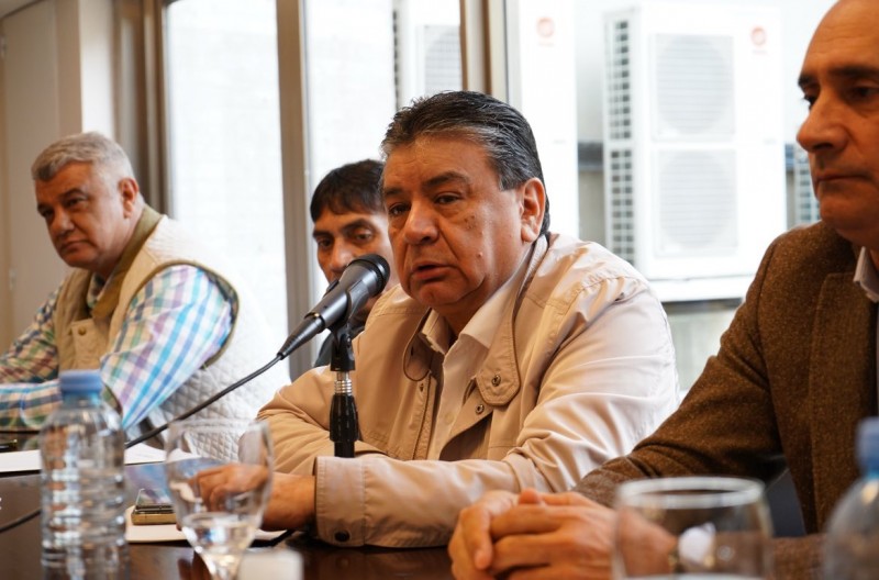 Culpan a Uatre por el conflicto en el puerto de Quequén que impide la salida de 450 mil toneladas de granos