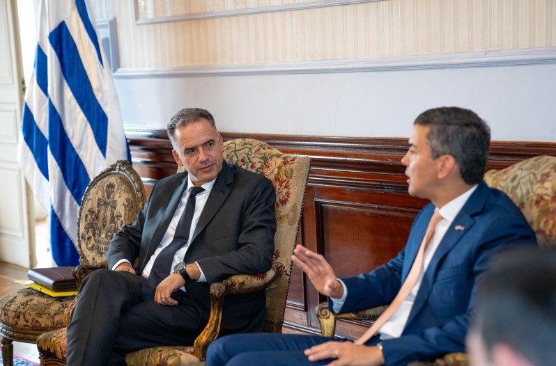 Yamandú Orsi y Santiago Peña.