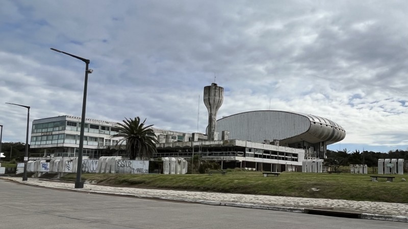 Mautone desembarca en el casino de Necochea junto al empresario que compró el mega edificio