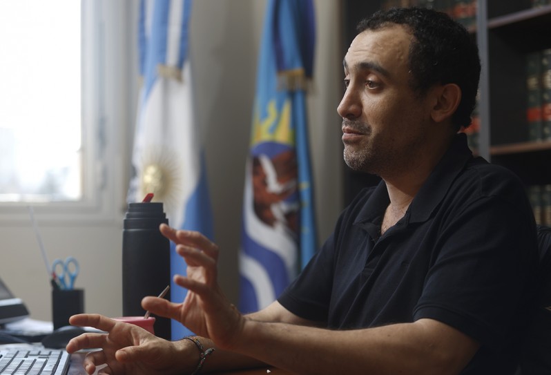 -Se habló desde el principio de la semana que el gobierno operaba para que la ley cayera... -Desde que salimos a marcar que votábamos, nadie nos vino a operar. Porque cuando decimos qué vamos a hacer, lo hacemos. Sí habíamos dicho que íbamos a votar en contra de las autoridades. Fijate que el Frente Para la Victoria (NdR: UP) votó a favor de las autoridades a cambio de un par de comisiones, según escuchamos al presidente de bloque, Mayans. Siempre hay negociaciones de fondo que el vecino común no las ve, pero existen. Si no salió es porque le convenía al oficialismo tener a Cristina como candidata para polarizar. Este gobierno no hablaba del kirchnerismo en la campaña, ¿por qué habla hoy? Porque le conviene políticamente, le conviene polarizar y obtener parte del voto antikirchnerista. Ahí es donde comparte electorado con el PRO. -¿Te sondearon o tantearon para proponerte algo? LPO publicó que el mismo día de la sesión vino a visitarte José Rolandi. ¿Qué te pidió? -Teníamos cuestiones pendientes. Lo que más nos importa a nosotros, en Santa Cruz, es la ley de inversiones petroleras. Para eso, sí o sí necesitamos al oficialismo. Hablamos atrás del recinto, en el Salón Rosado. Pero esto específicamente no me lo vinieron a pedir. Porque nosotros, cuando decimos "vamos positivo", vamos positivo. Yo no voy a cambiar lo que dije públicamente. Ese es (el jefe del bloque radical, Eduardo) Vischi, el que cambia lo que dice públicamente. Presentó un proyecto para investigar (NdR: la creación de la comisión investigadora por el caso Libra) y después votó en contra. Esos son los senadores ratas, que existen. Una vergüenza que sea presidente de un bloque, encima es un bloque que vota siempre separado.Yo no voy a cambiar lo que dije públicamente. Ese es Vischi (el jefe del bloque radical), el que cambia lo que dice públicamente. Presentó un proyecto para investigar el caso Libra y después votó en contra. Esos son los senadores ratas, que existen.Sí es verdad que nosotros pecamos de ingenuos a veces. No nos gusta decir cómo vamos a votar. ¿Qué le pasa a La Libertad Avanza? Quiere trabajar imponiendo cuando está en minoría. No entiende que nosotros somos opositores. Yo no tengo la obligación de decirle cómo vamos a votar. Primero, que no me gusta decirlo y, segundo, que es respeto al debate parlamentario. Si todos decimos cómo vamos a votar, apretemos los botones desde nuestras casas, no debatamos nada y listo, que no hable más nadie y fue, no cobramos más nada y le regalamos el sueldo a la gente.-¿Hay una dosis de perversión en los libertarios al presionar para que senadores aliados voten en contra de Ficha Limpia, mientras ellos votaban a favor por conveniencia con su electorado? -Los chicos de La Libertad Avanza son nuevos. Algunos piensan una cosa y otros, otra. Gran parte de ellos quería que salga. Por ahí, los que no querían que salga eran los de más arriba. Es una joda que, para ir a cualquier laburo, te pidan antecedentes y para ser candidato puedas tener doble conforme, condena en cámara. Nosotros teníamos una postura mucho antes con Natalia, pero no somos oficialistas. Somos opositores críticos. Eso nos hace estar en el medio de dos frentes grandes, que son los que se matan. Toman todo personal. Parece un partido de fútbol. Nosotros tenemos que tener lógica, que a veces es lo que falta en los políticos. Yo entiendo que, para cambiar la Argentina, necesitás un poco más de moderación. Es la única forma de unir a los dos sectores.