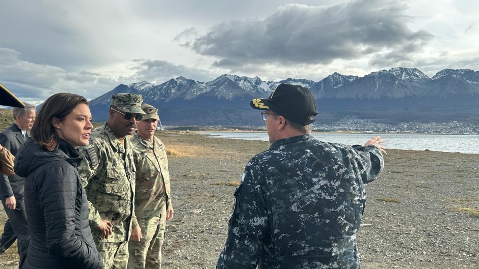 El jefe del Comando Sur, almirante Alvin Holsey junto al comodoro de Marina, Guillermo Prada, en el área militar de Ushuaia.