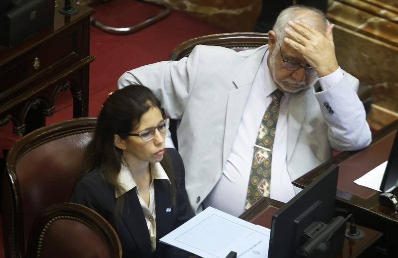 Sin embargo, Morales empezó a detectar las irregularidades. Empleados de la institución comentaron a LPO que "la familia Negri le facturaba al PAMI mensualmente más que toda la provincia de Mendoza y más que todo el municipio de La Matanza". Escándalo en Jujuy: El diputado de Karina manda a los afiliados del Pami que controla a hacerse estudios en su clínica Según las estimaciones de la repartición puntana del PAMI, en septiembre del año pasado los hermanos Negri habrían sacado prestaciones por el equivalente a 1091 millones de pesos, en octubre la suma fue de 825 millones, en noviembre superaron los 700 millones, al igual que en diciembre, y en enero y febrero de 2026 volvieron a trepar por encima de los 900 millones de pesos.La familia Negri le facturaba al PAMI mensualmente más que toda la provincia de Mendoza y más que todo el municipio de La Matanza.La resistencia de Morales no era ilógica. El último 15 de mayo la auxiliar fiscal Paula Bellotti, miembro de la Unidad Fiscal de Investigaciones de delitos cometidos en el PAMI, le mandó un escrito al gerente de Legal y Técnica del organismo, Claudio Bargas Modernell, para que remita copias digitales de las auditorías realizadas en la clínica de Mauricio Negri.Bellotti explicó que temía la "posible defraudación contra la administración pública mediante la falsa transmisión de órdenes de prestación correspondientes al módulo Fisiatría", en el centro de día de la familia Negri. Para corroborarlo, reclamó números de OP, horarios y fechas de emisión, diagnósticos, prescripción, acciones, documentación respaldatoria de las prestaciones realizadas y montos abonados al prestador, entre otros detalles.Fuentes del PAMI explicaron a LPO que "no hay forma de que presenten eso porque metían miles de órdenes de prestación y no hay espacio de tiempo para atender esa cantidad de gente". Arrascaeta, junto a Pagotto.