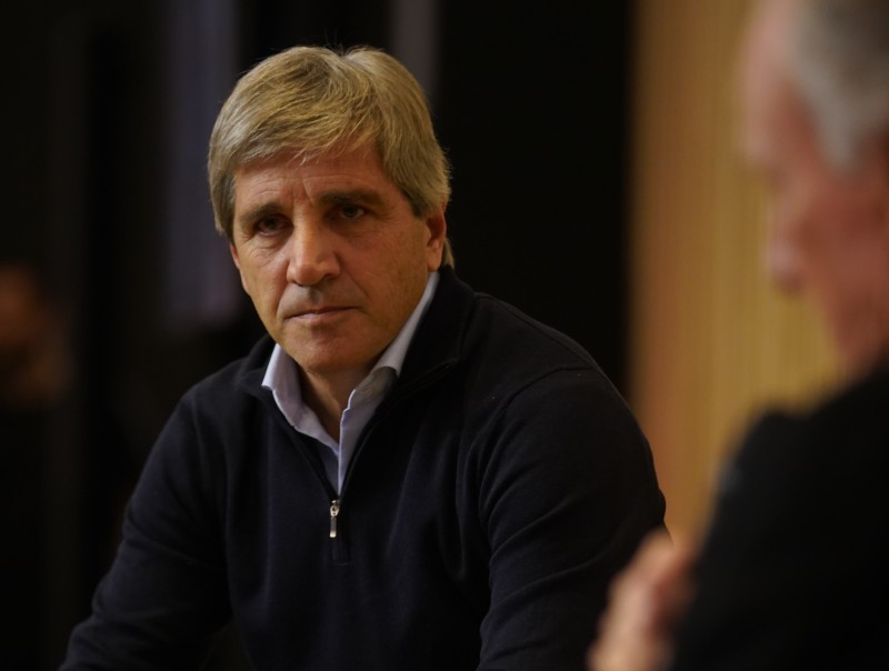 El peronismo analiza denunciar a Toto Caputo por uso de información privilegiada