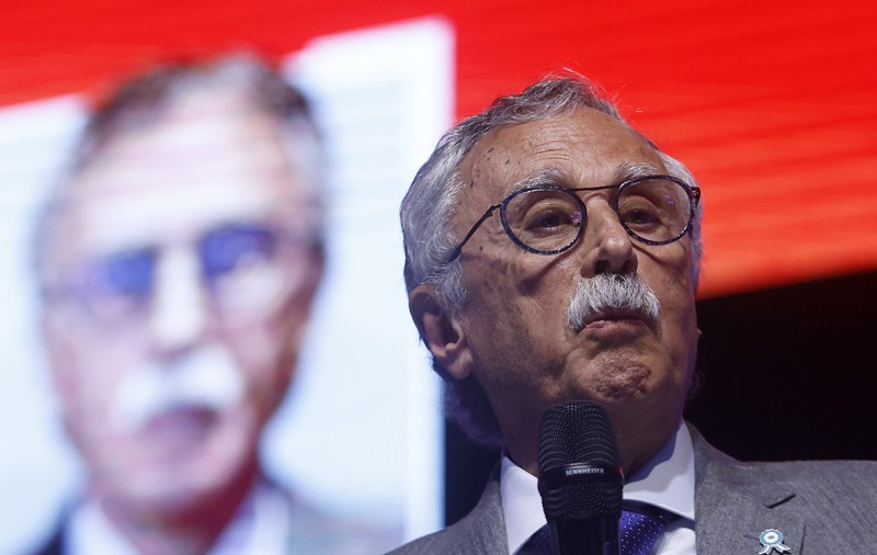 Mario Lugones activó una maniobra para quedarse con la obra social de los médicos