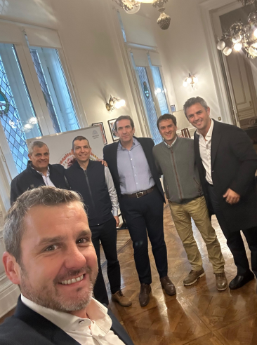 Los radicales con peluca se suman a un interbloque con los libertarios para blindar los vetos de Milei Los radicales con peluca se suman a un interbloque con los libertarios para blindar los vetos de Milei