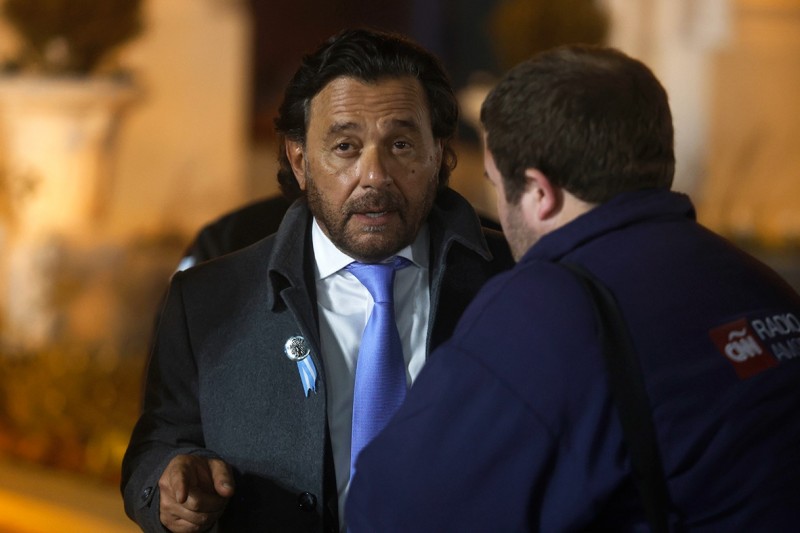 Sáenz le facturó a Cristina las fallidas intervenciones: