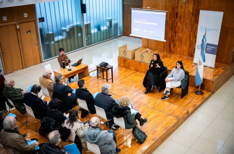 Giselle Castelnuovo y Luz Landívar en una capacitación de la DINE.