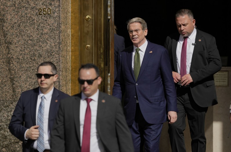 El secretario del Tesoro, Scott Bessent, sale del Ministerio de Economía durante su visita a la Argentina.