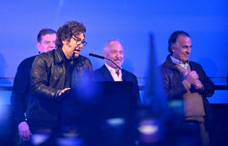 Milei junto a Guillermo Montenegro en un acto en La Plata.