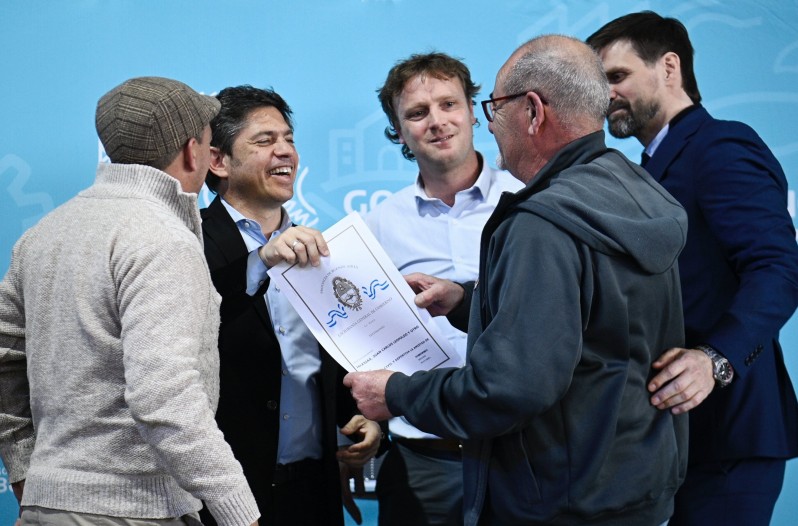 Kicillof junto al intendente de Olavarría, Maximiliano Wesner.