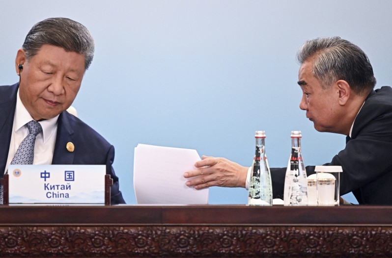 El presidente Xi Jinping junto a su canciller, Wang Yi.