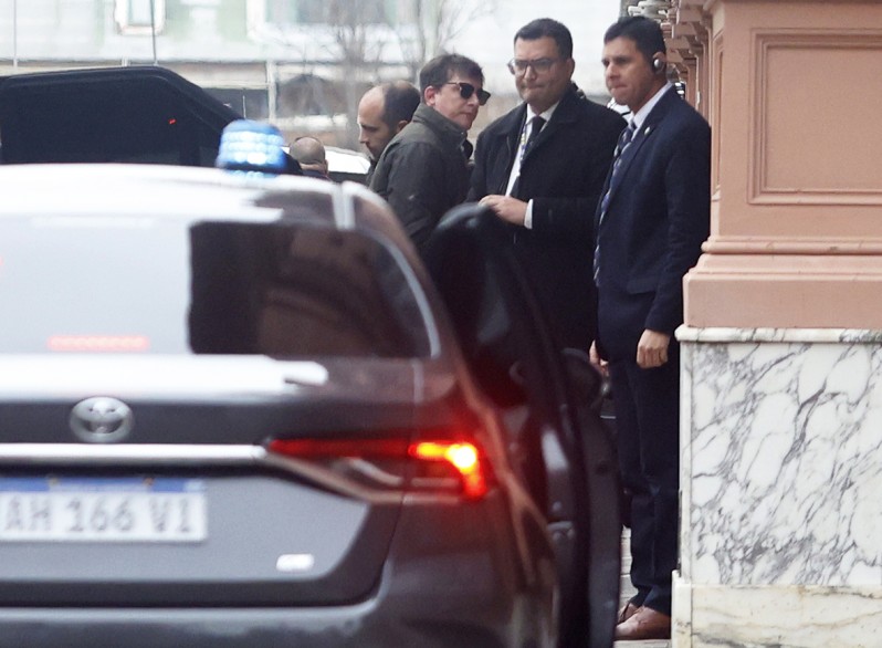 El asesor Santiago Caputo estaría dispuesto a asumir la Jefatura de Gabinete.