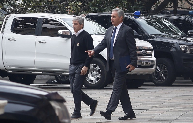 Los ministros libertarios Toto Caputo y Pablo Quirno.