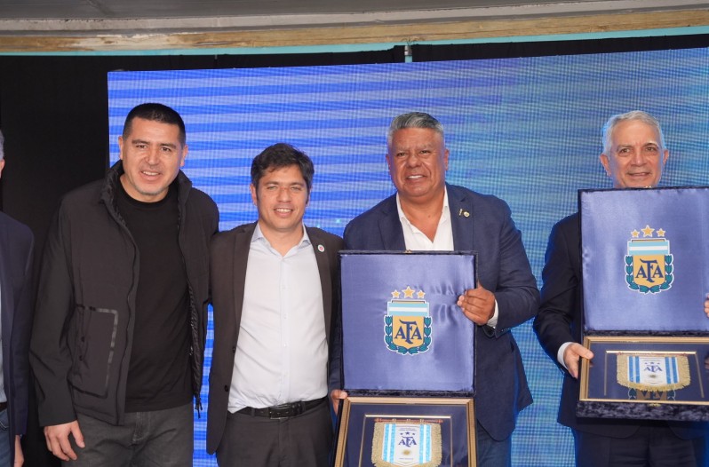 Tapia selló su acuerdo con Kicillof para llevar la selección a La Plata y lo sumó a Riquelme