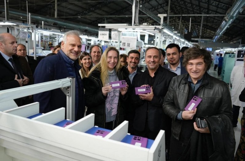 Los Milei en Newsan, el emblema de la empresa protegida por el Estado.