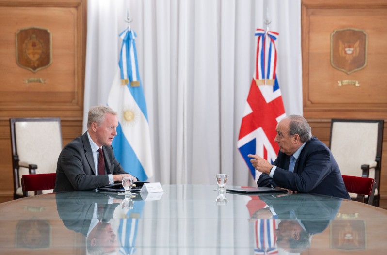 Guillermo Francos con el embajador David Cairns.