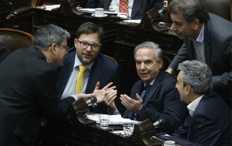 Con ayuda de Rovira, Torres y De Loredo, el gobierno consiguió que la ley para limitar los DNU vuelva al Senado
