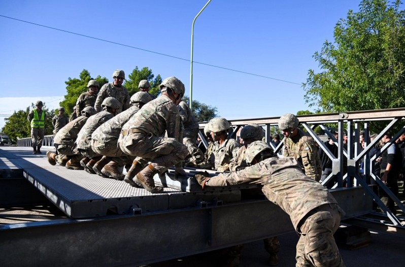 El Ejército al instalar uno de los puentes modulares en Bahía.