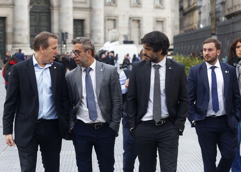 El mercado cree que Caputo no tiene dólares para defender la banda: "Quemó los dólares de las exportaciones"