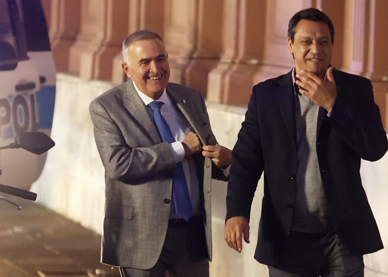 En el equipo de Jaldo explican además que la teoría del "primer mandato" no tiene sentido en base al propio fallo que otorgó un amparo contra la intención de Manzur de volver a ser candidato en 2023, puesto que estableció el período 2019-2023 como el segundo mandato de gobernador de Manzur. Es decir, que la Corte reconoció a Manzur como el gobernador en ese turno y por eso argumentan que no puede haber dos gobernadores en un mismo mandato.En el gobierno de Jaldo agregan que él no juró como gobernador en reemplazo de Manzur, que se tomó licencia para asumir en la Nación, sino que ofició como vicegobernador en ejercicio de la gobernación. Por eso, de acuerdo a la interpretación del gobierno tucumano del fallo de la Corte, tanto Jaldo como Manzur pueden ser candidatos en 2027.La ecuación que hacen en la Rosada es simple: la idea de un acuerdo con estos gobernadores no tendrá sentido si luego la Corte impide sus reelecciones y el candidato en sus provincias termina siendo un opositor a Milei.El caso salteño Gustavo Sáenz tiene otra complejidad. En 2021, el propio Sáenz impulsó una reforma parcial de la Constitución y uno de sus puntos centrales fue la reducción de la cantidad de mandatos consecutivos para el gobernador y vice, pasándola de tres a dos mandatos.Sáenz asumió su primer mandato en 2019 , fue reelecto en 2023 y buscará un tercer mandato en 2027. En la oposición, incluidos los libertarios locales, sostienen que ya cumplió sus dos mandatos consecutivos. Sin embargo, el gobernador asegura que la Constitución reformada rige hacia adelante y no de manera retroactiva, por lo que jurídicamente estaría habilitado para otro mandato.El gobernador de Tucumán, Osvaldo Jaldo.