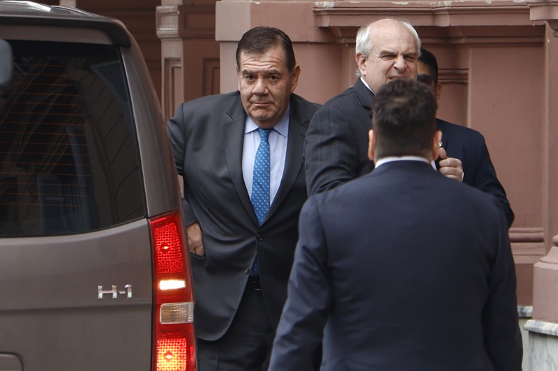 Caputo escrachó a los intendentes por tasas a la carga de combustible pero expuso que Montenegro es el que más cobra Caputo escrachó a los intendentes por tasas a la carga de combustible pero expuso que Montenegro es el que más cobra