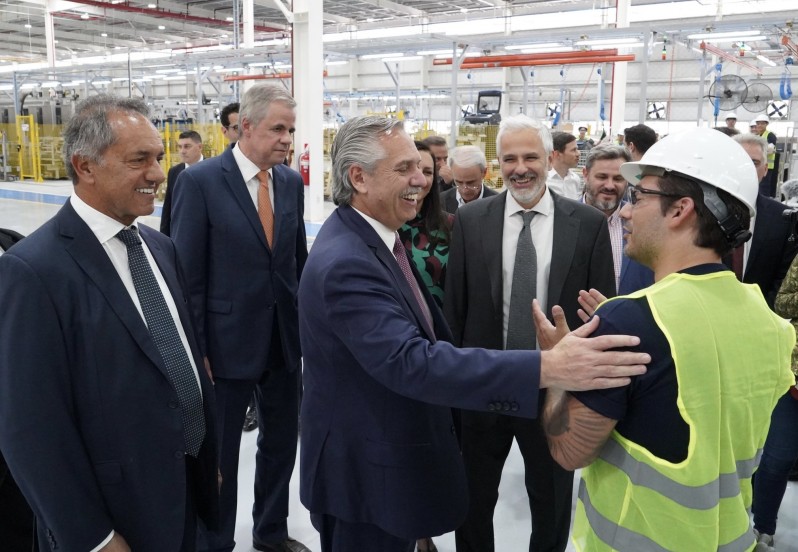Alberto Fernández y Daniel Scioli al inaugurar la fábrica de lavarropas que hoy cerró en Pilar.