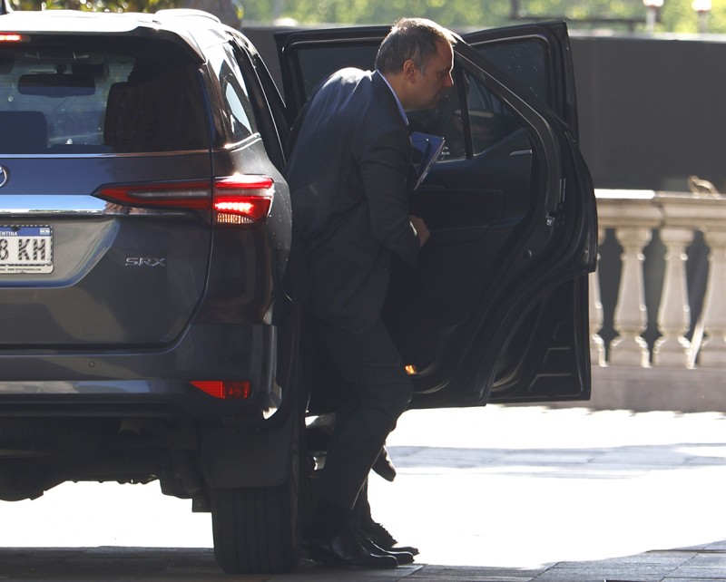 La Justicia ya investiga a Adorni por los viajes con su esposa a Nueva York y Punta del Este