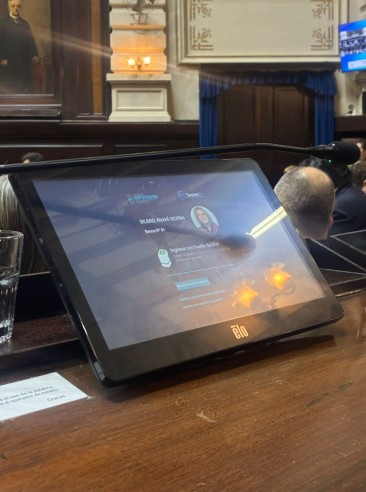 La banca vacía de la diputada Anahí Bilbao.